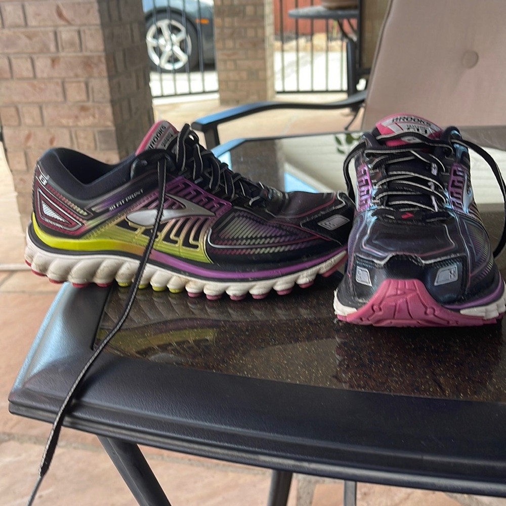 Brooks tennis shoe